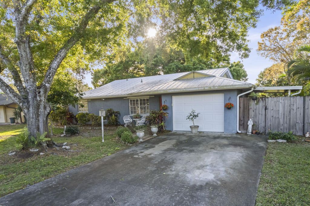 Photo of 5407 Sunset Boulevard, Fort Pierce, FL 34982 (MLS # R10955202)