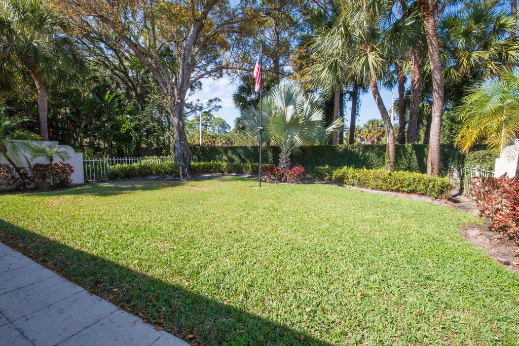 Photo of 199 E Tall Oaks Circle, Palm Beach Gardens, FL 33410 (MLS # R11168535)
