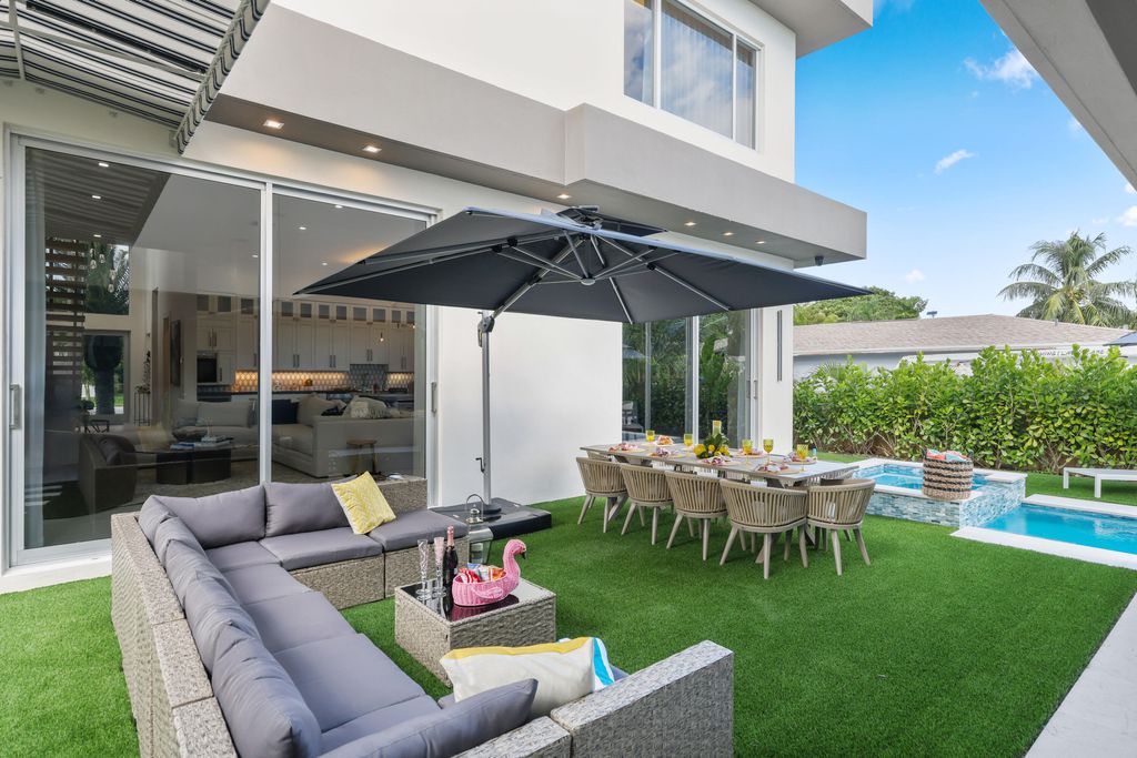 Photo of 333 S Swinton Avenue, Delray Beach, FL 33444 (MLS # B26041570)