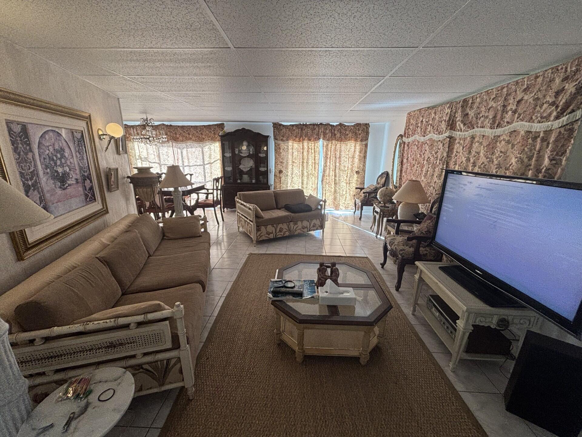 COUNTRY KNOLLS - Residential