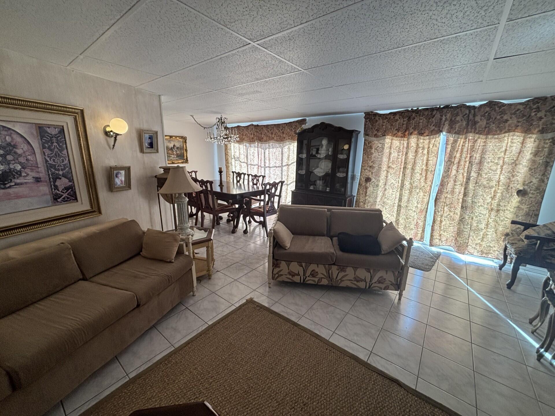 COUNTRY KNOLLS - Residential