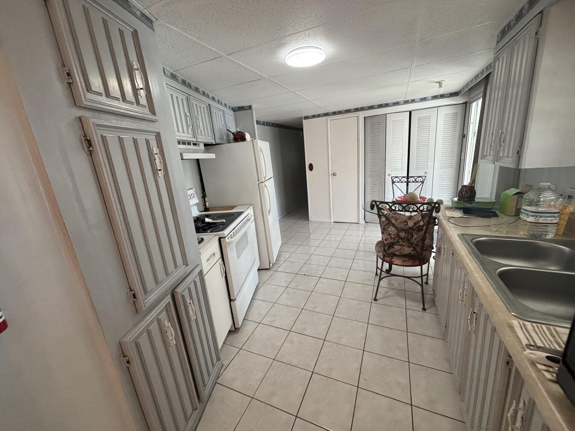 COUNTRY KNOLLS - Residential