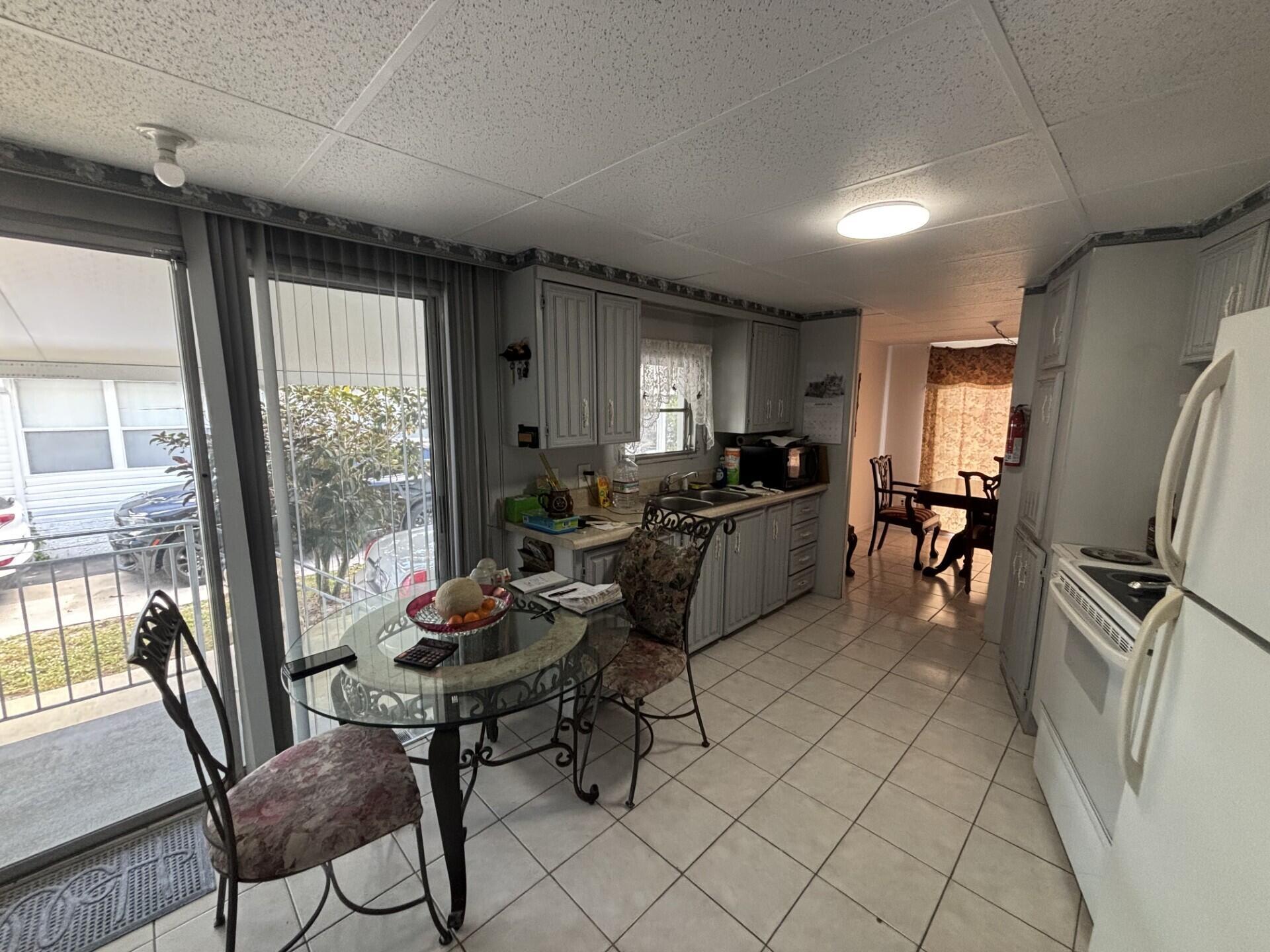 COUNTRY KNOLLS - Residential