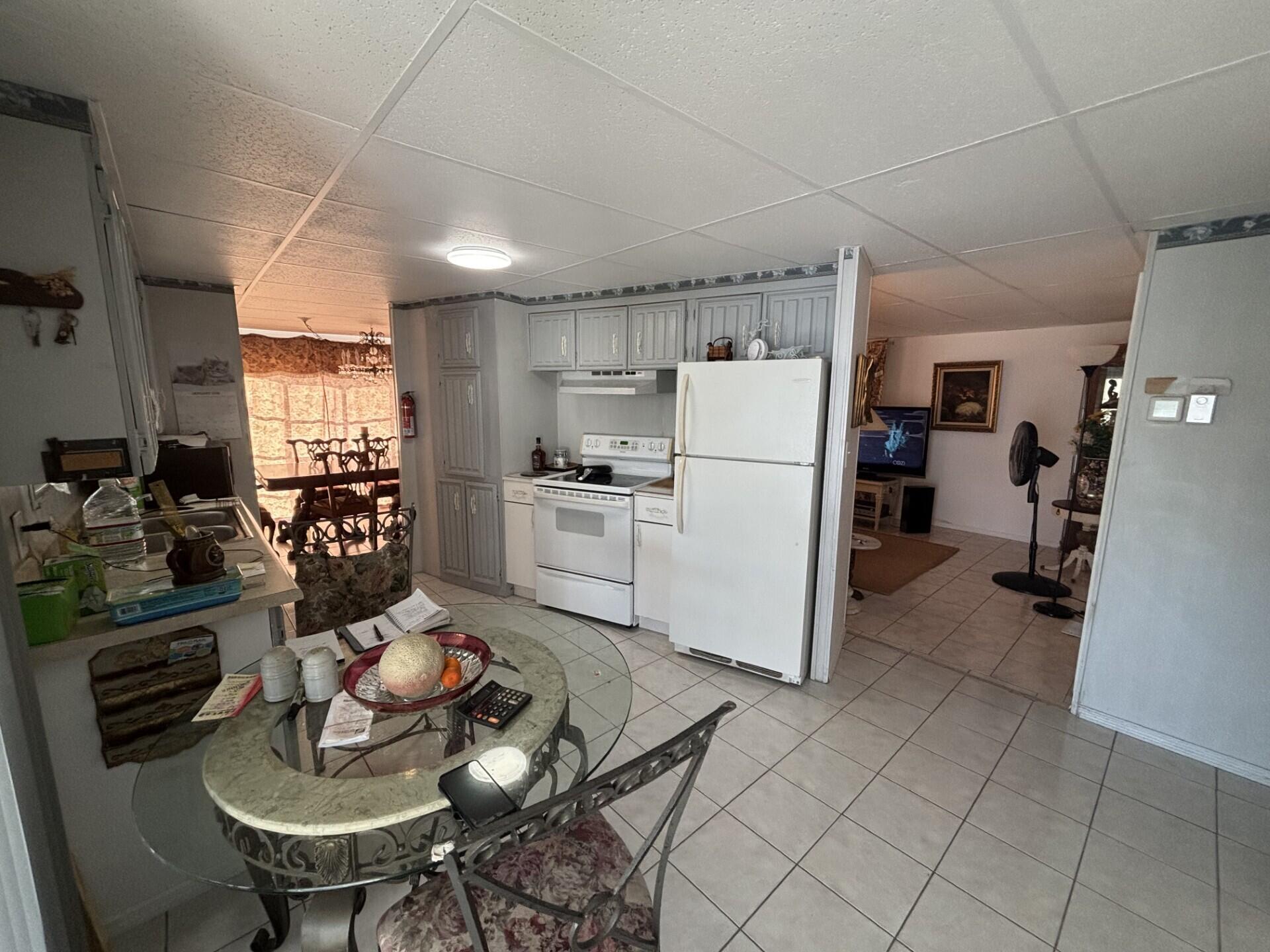 COUNTRY KNOLLS - Residential