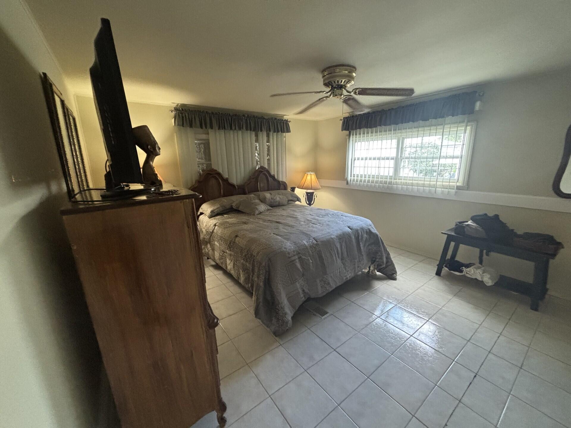 COUNTRY KNOLLS - Residential