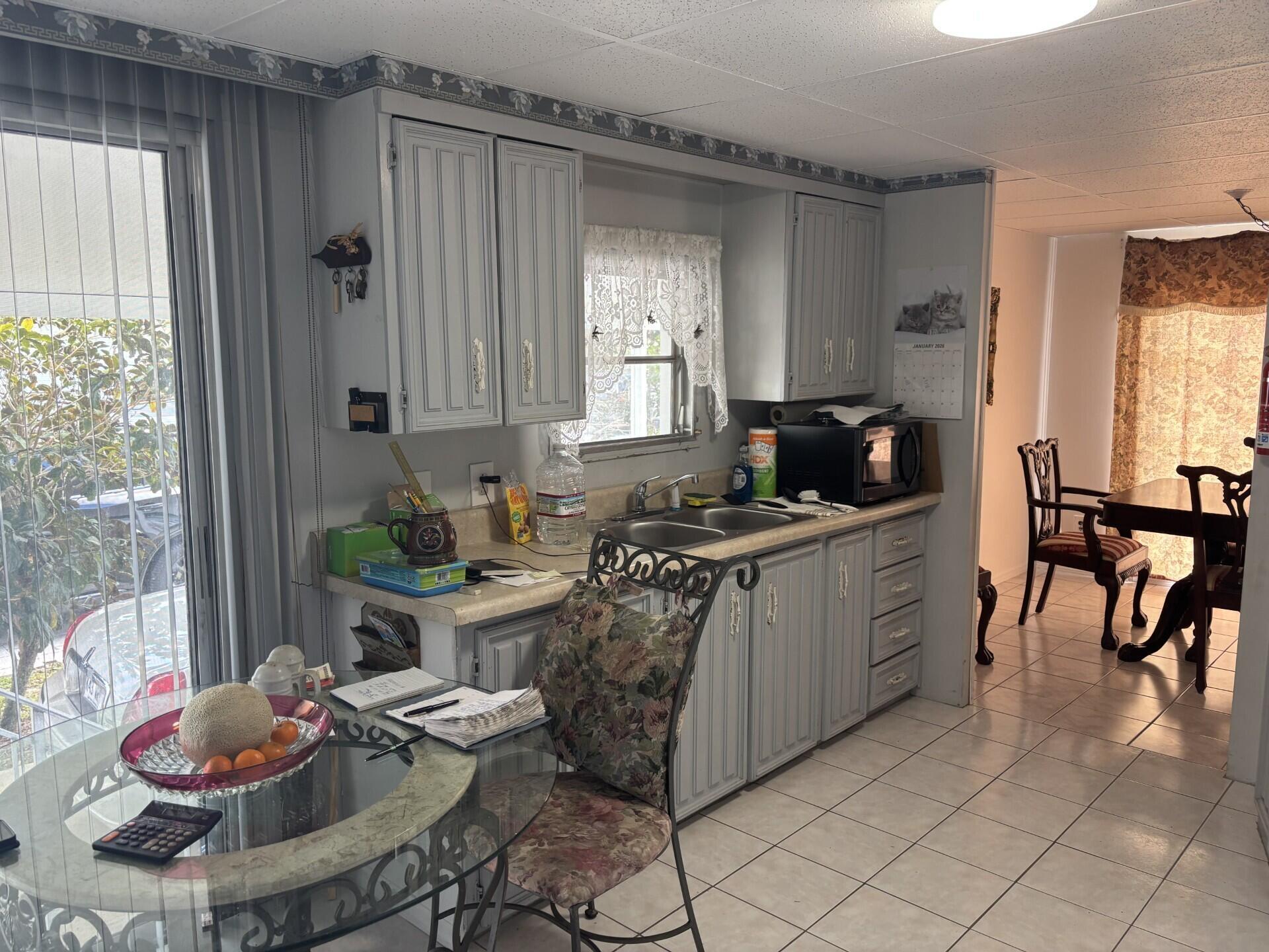 COUNTRY KNOLLS - Residential