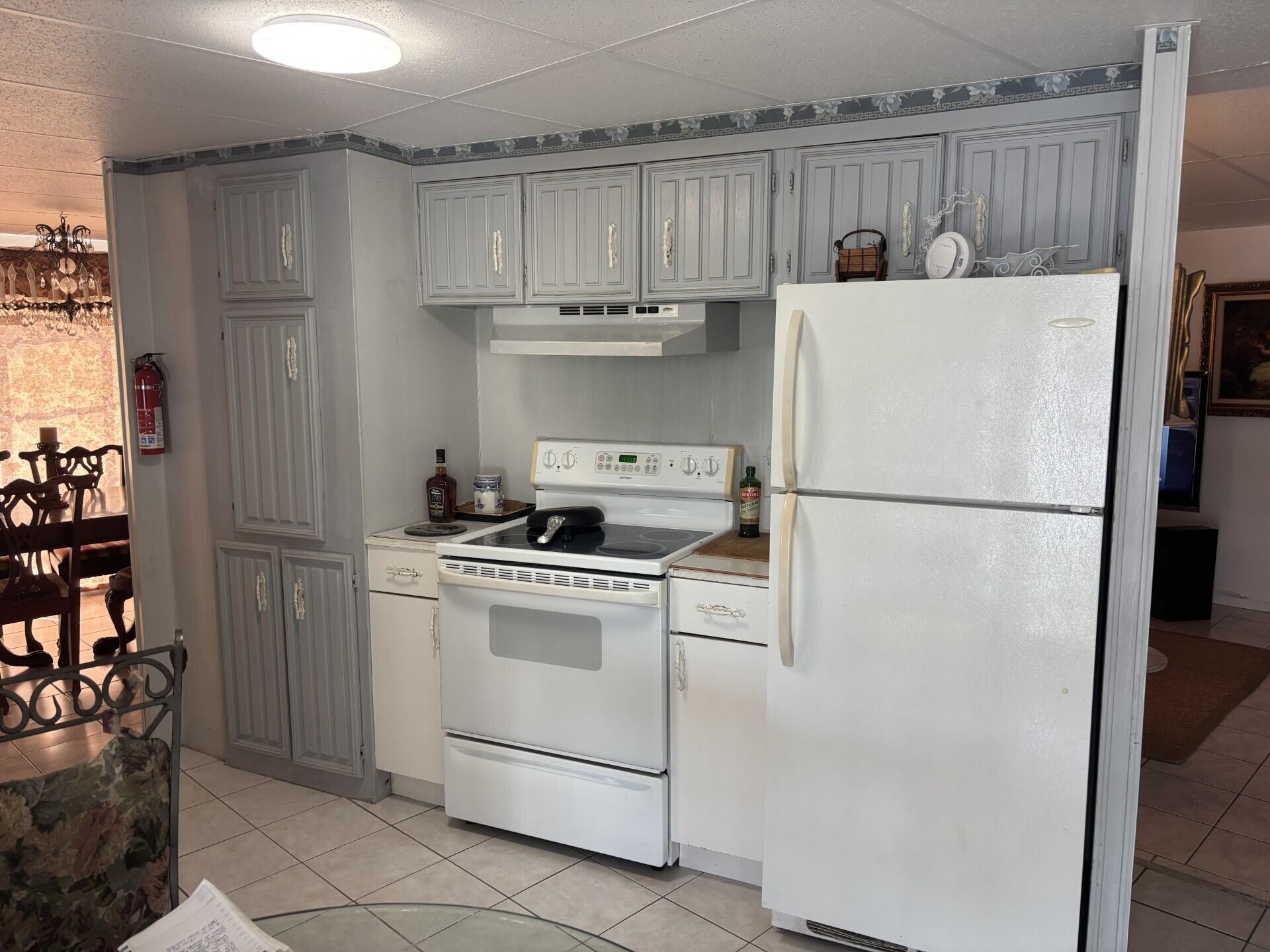 COUNTRY KNOLLS - Residential