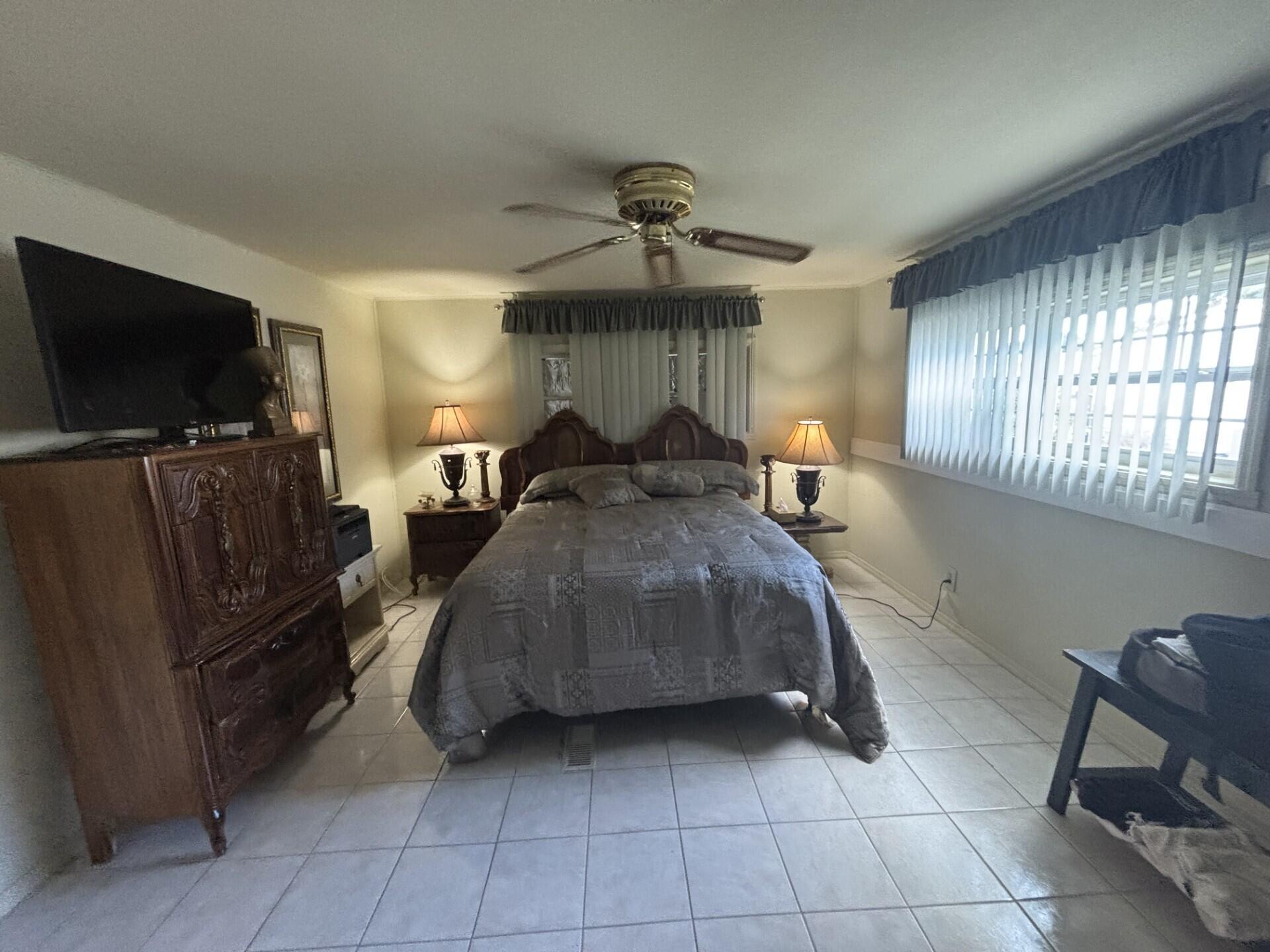 COUNTRY KNOLLS - Residential