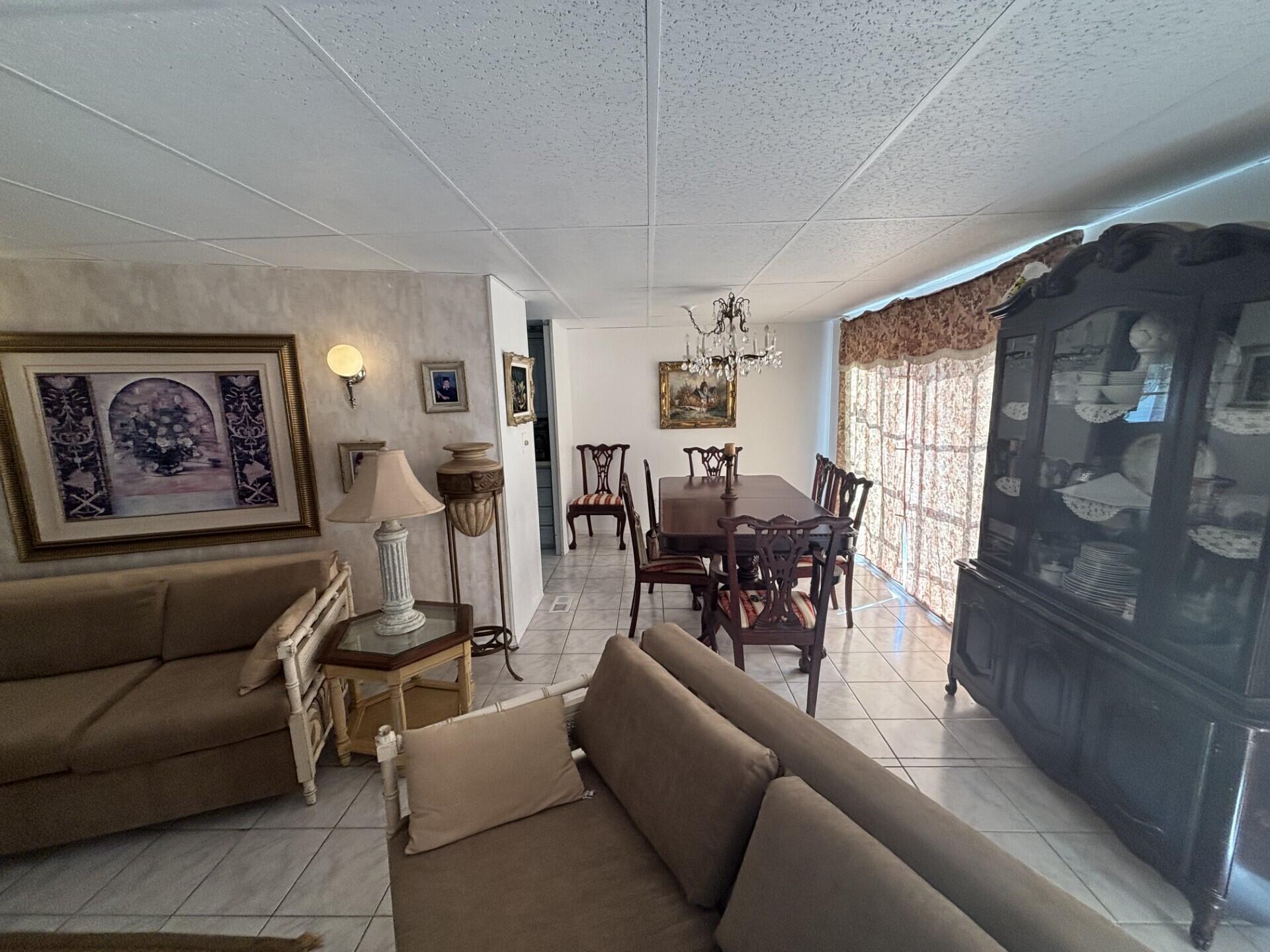 COUNTRY KNOLLS - Residential