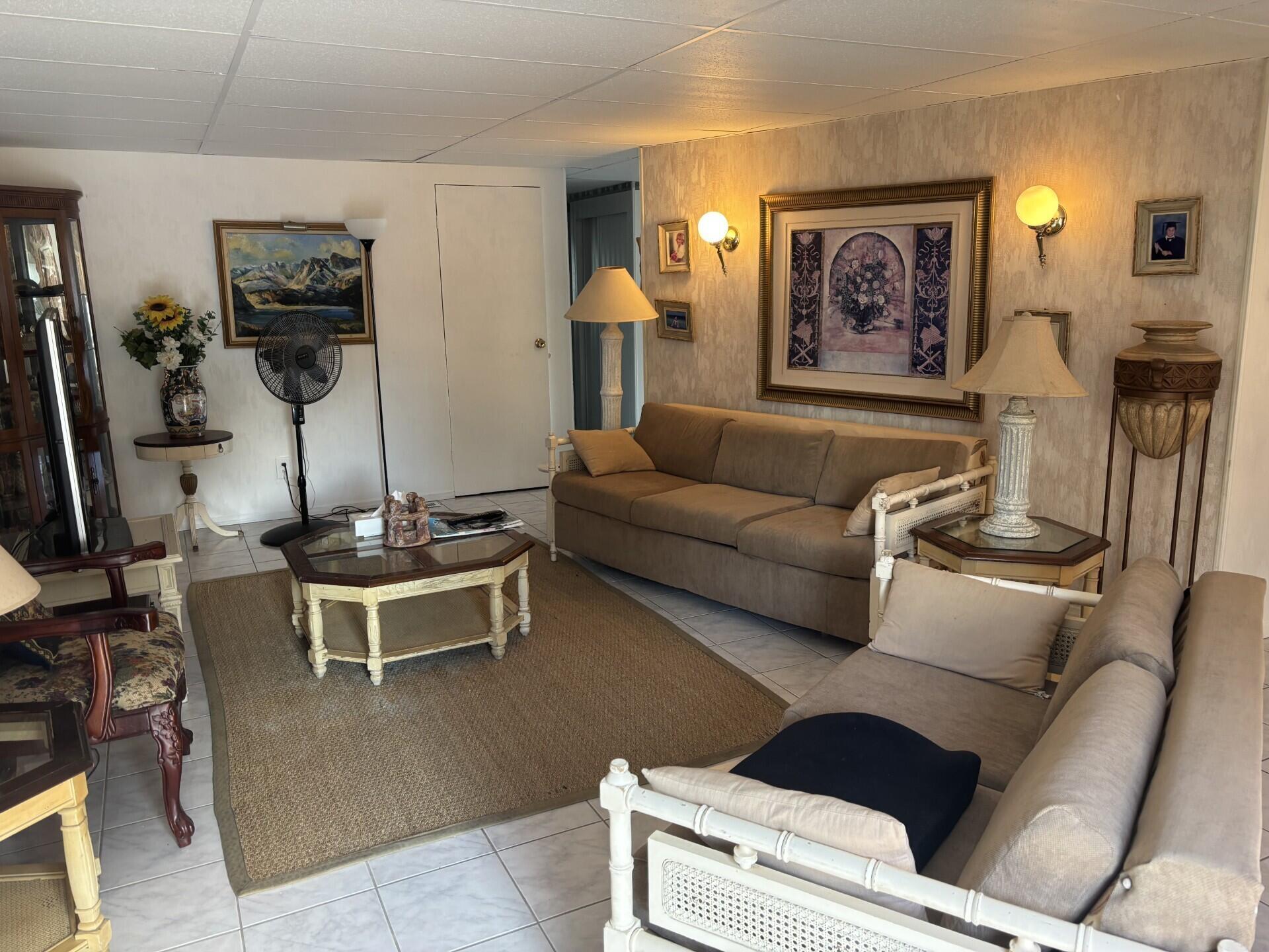 COUNTRY KNOLLS - Residential