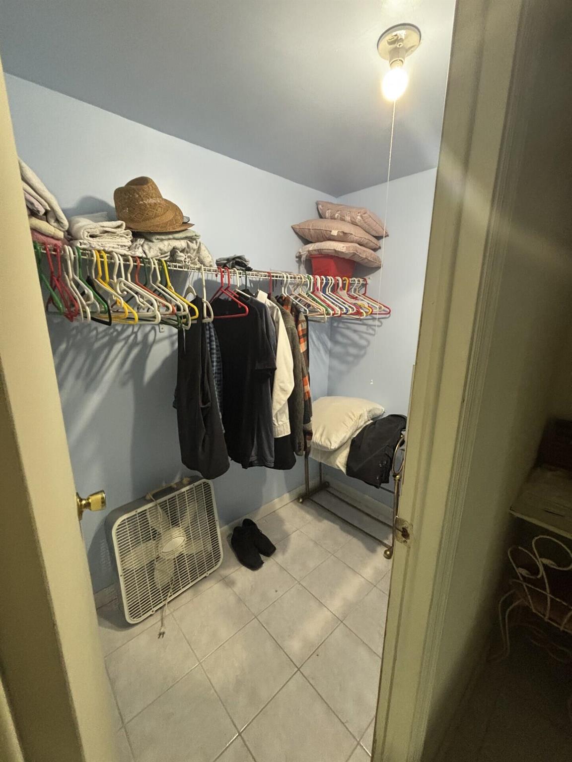 COUNTRY KNOLLS - Residential