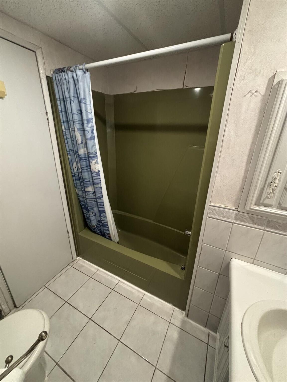 COUNTRY KNOLLS - Residential