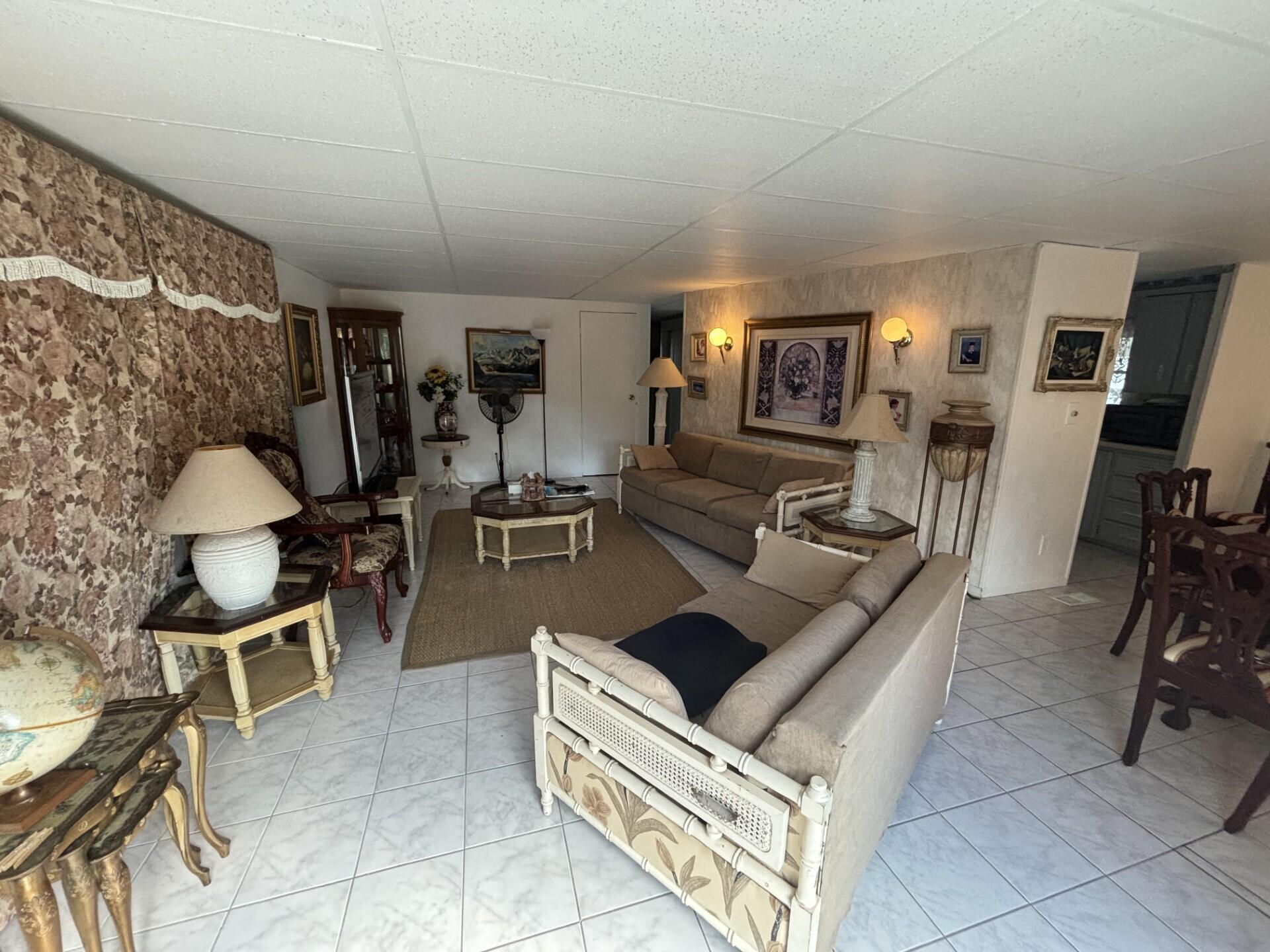 COUNTRY KNOLLS - Residential