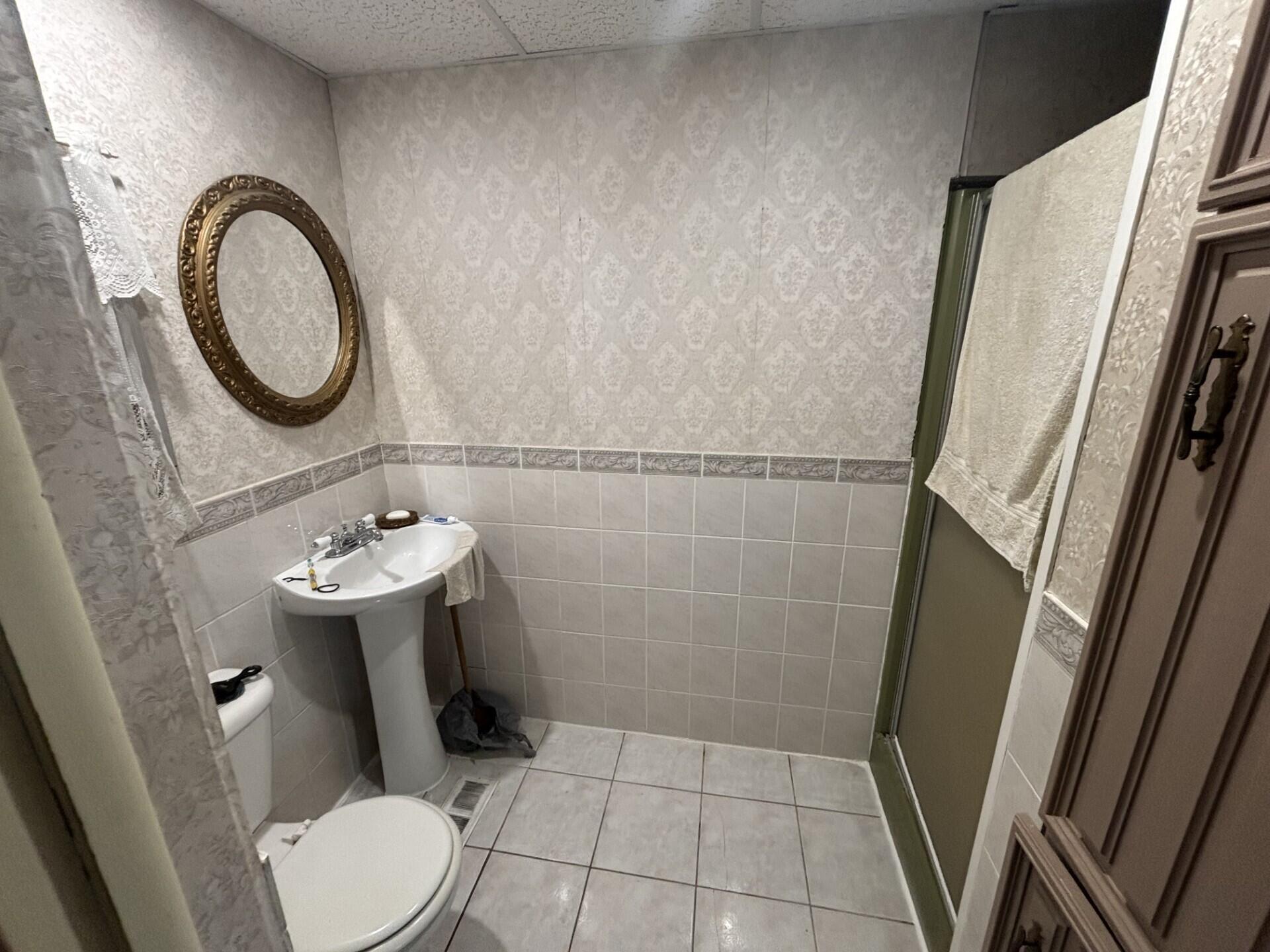 COUNTRY KNOLLS - Residential