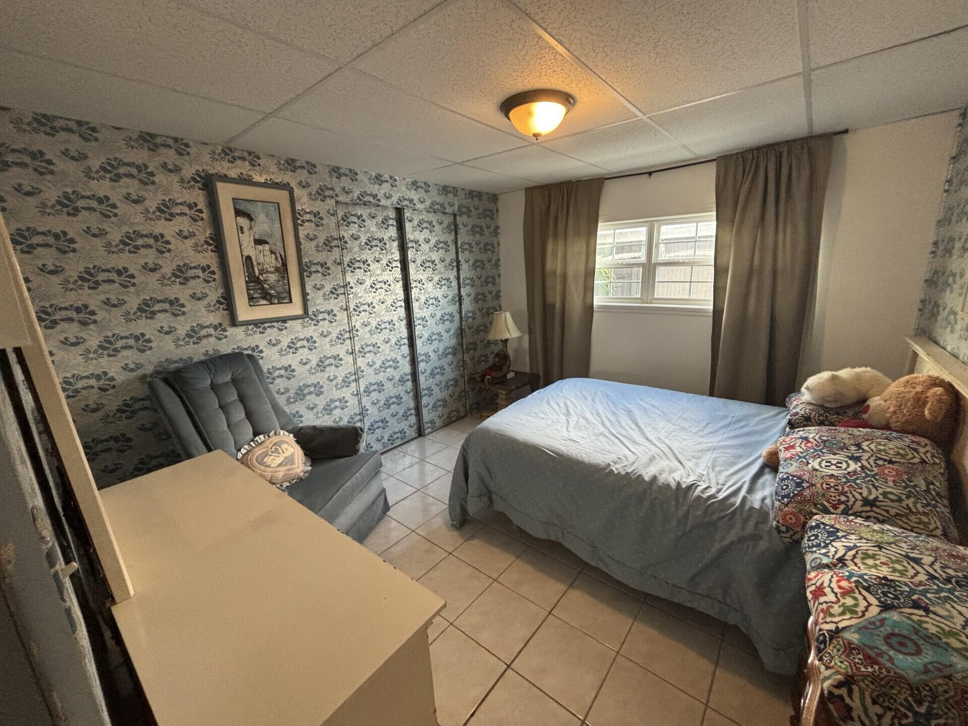 COUNTRY KNOLLS - Residential