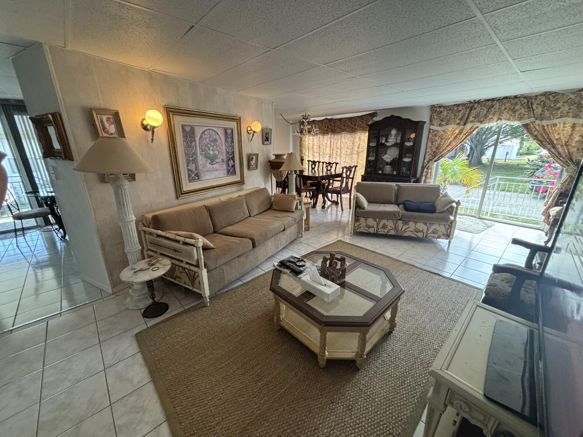 COUNTRY KNOLLS - Residential