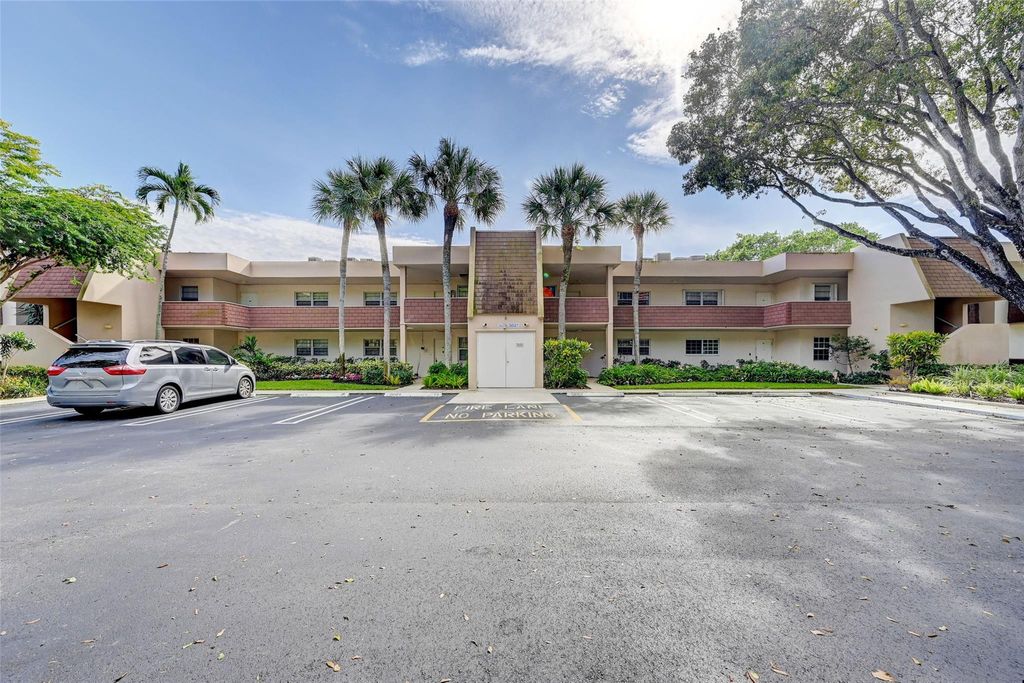 Photo of 3621 Oaks Clubhouse Drive #101, Pompano Beach, FL 33069 (MLS # F10412214)