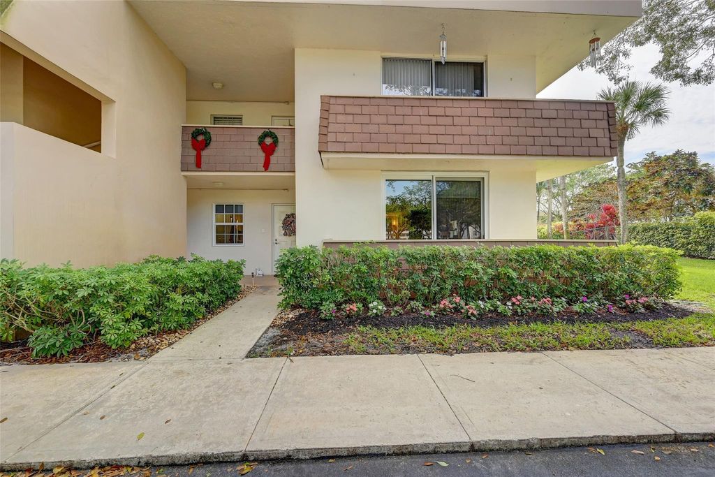 Photo of 3621 Oaks Clubhouse Drive #101, Pompano Beach, FL 33069 (MLS # F10412214)