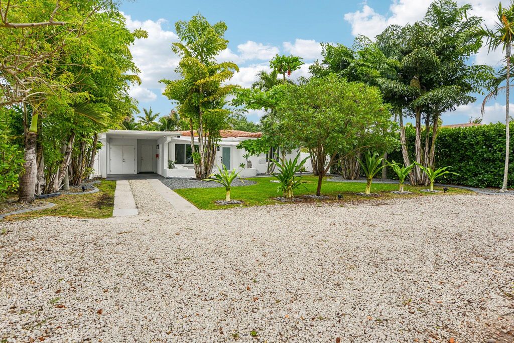 Photo of 1910 NE 17th Terrace, Fort Lauderdale, FL 33305 (MLS # B26013668)