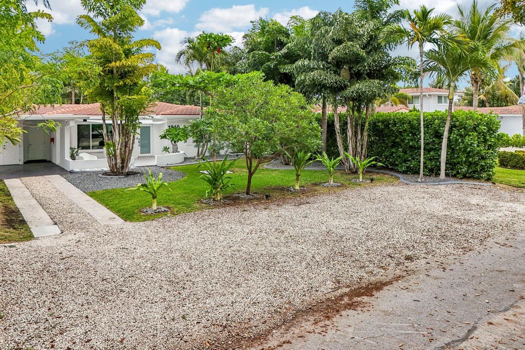 Photo of 1910 NE 17th Terrace, Fort Lauderdale, FL 33305 (MLS # B26013668)