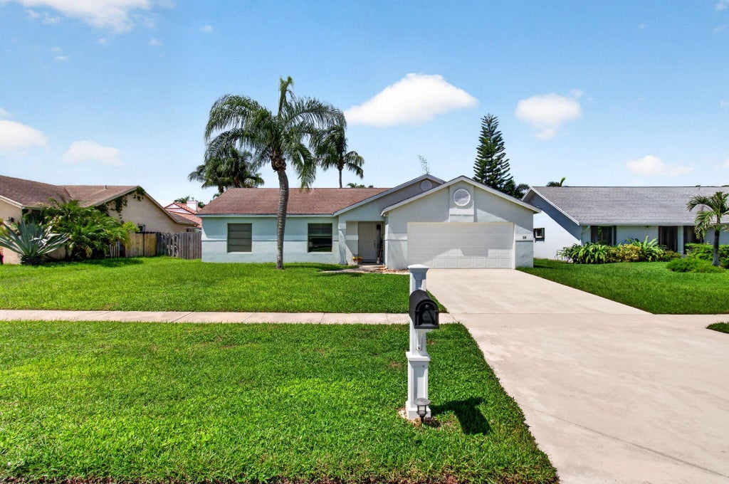 Photo of 39 CEDAR Circle, Boynton Beach, FL 33436 (MLS # B26076686)