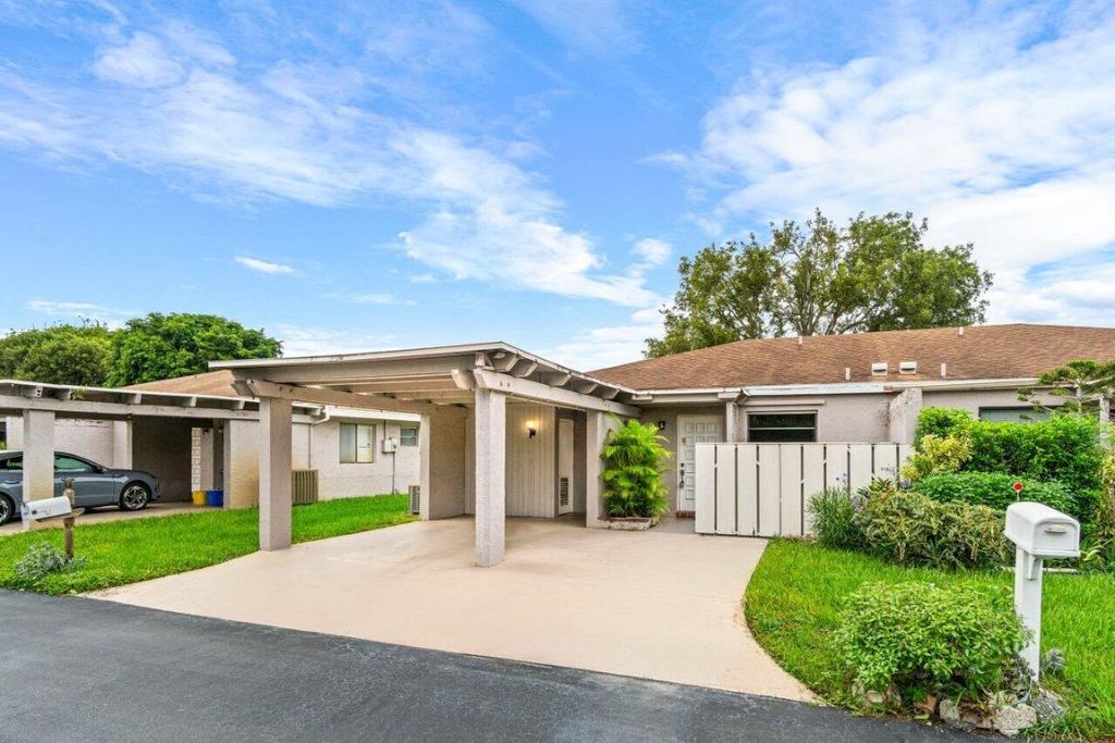 Photo of 6844 Moonlit Drive, Delray Beach, FL 33446 (MLS # R11030271)