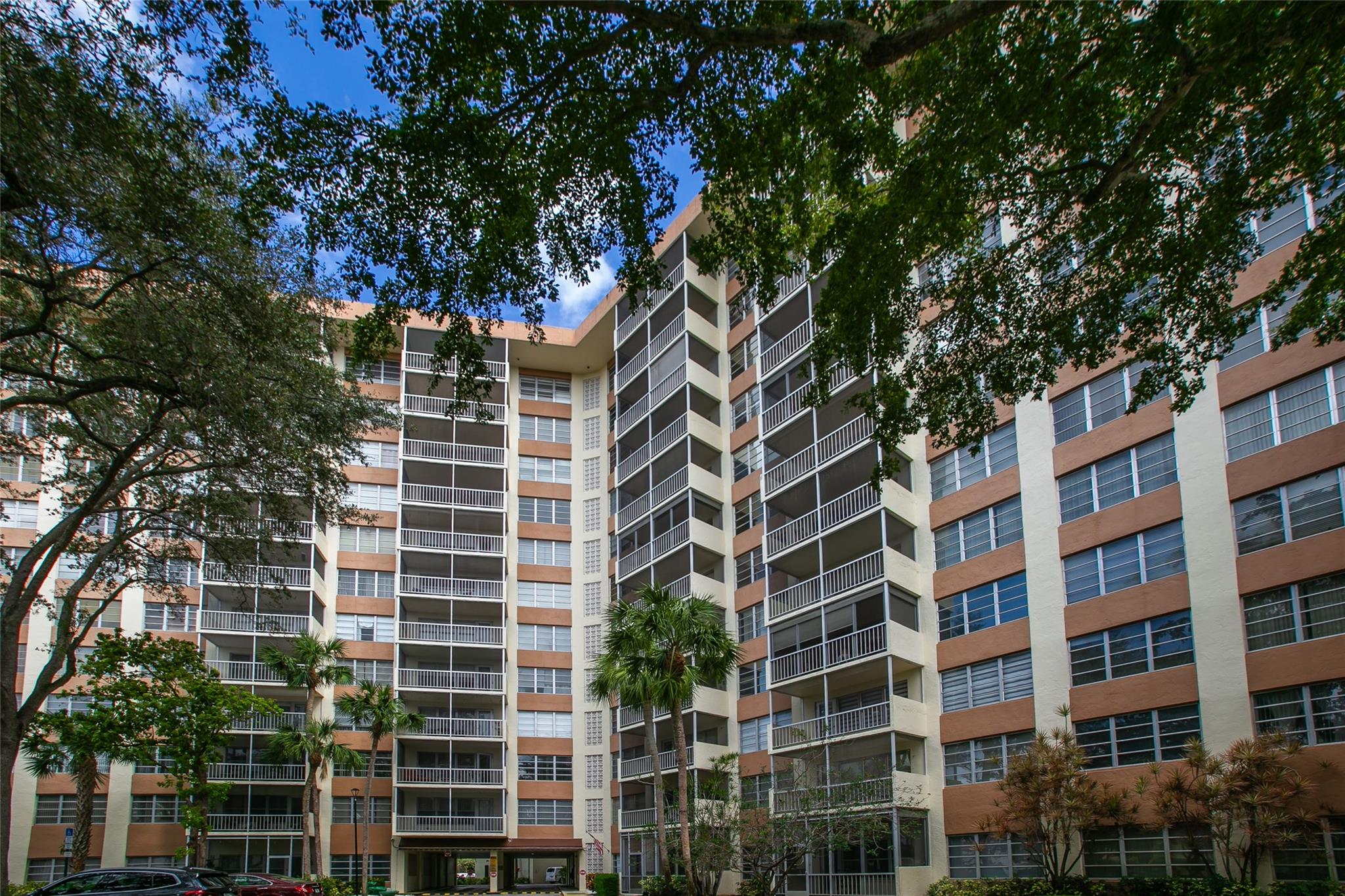 COUNTRY CLUB TOWER - Residential