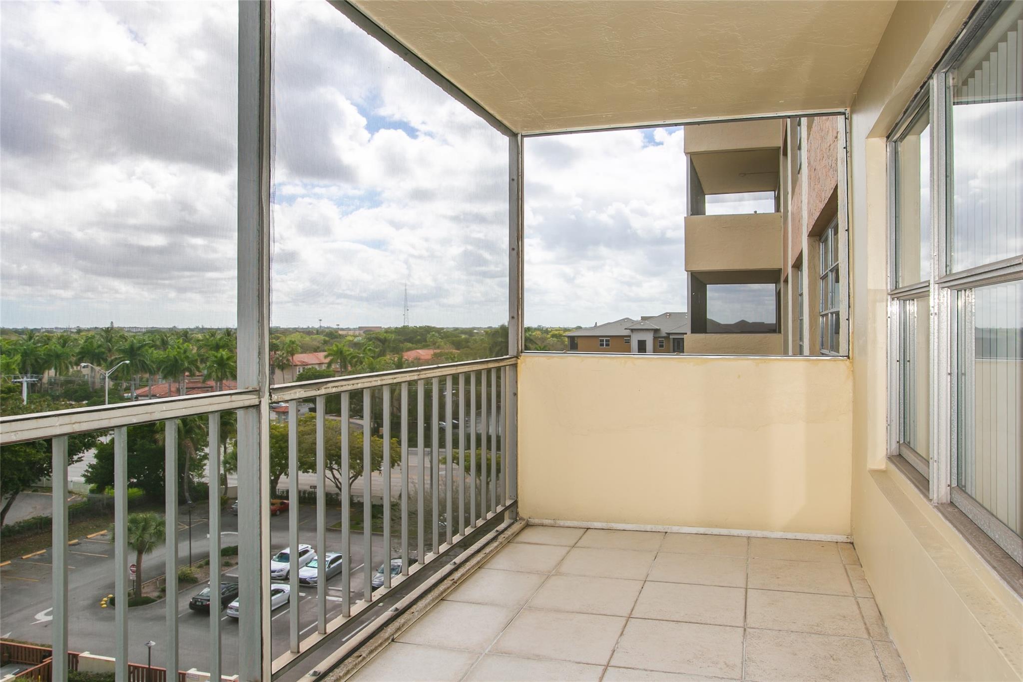 COUNTRY CLUB TOWER - Residential