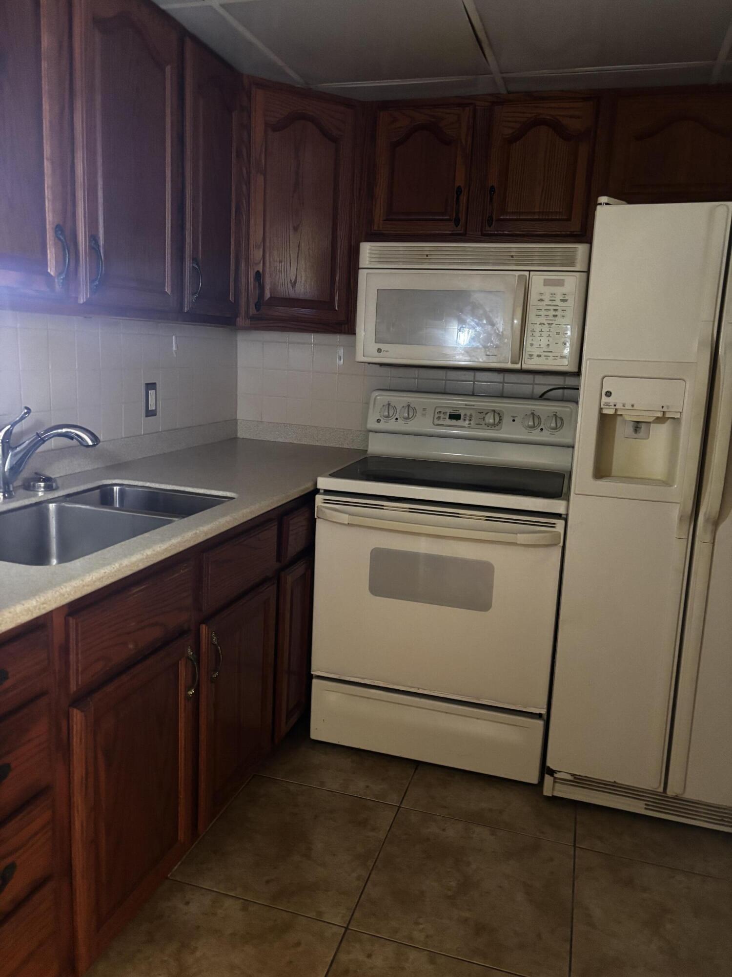 WINDSOR CONDOS - Residential Lease