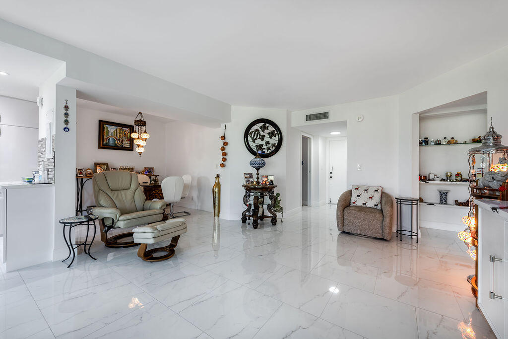 3661 Via Poinciana Road 206