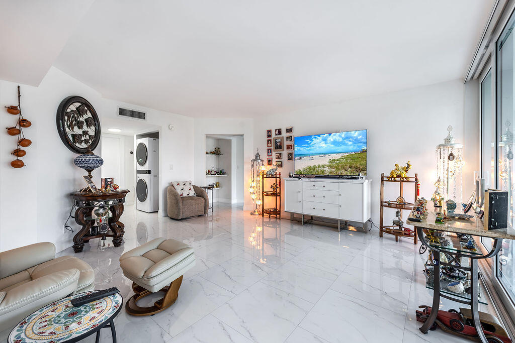 3661 Via Poinciana Road 206