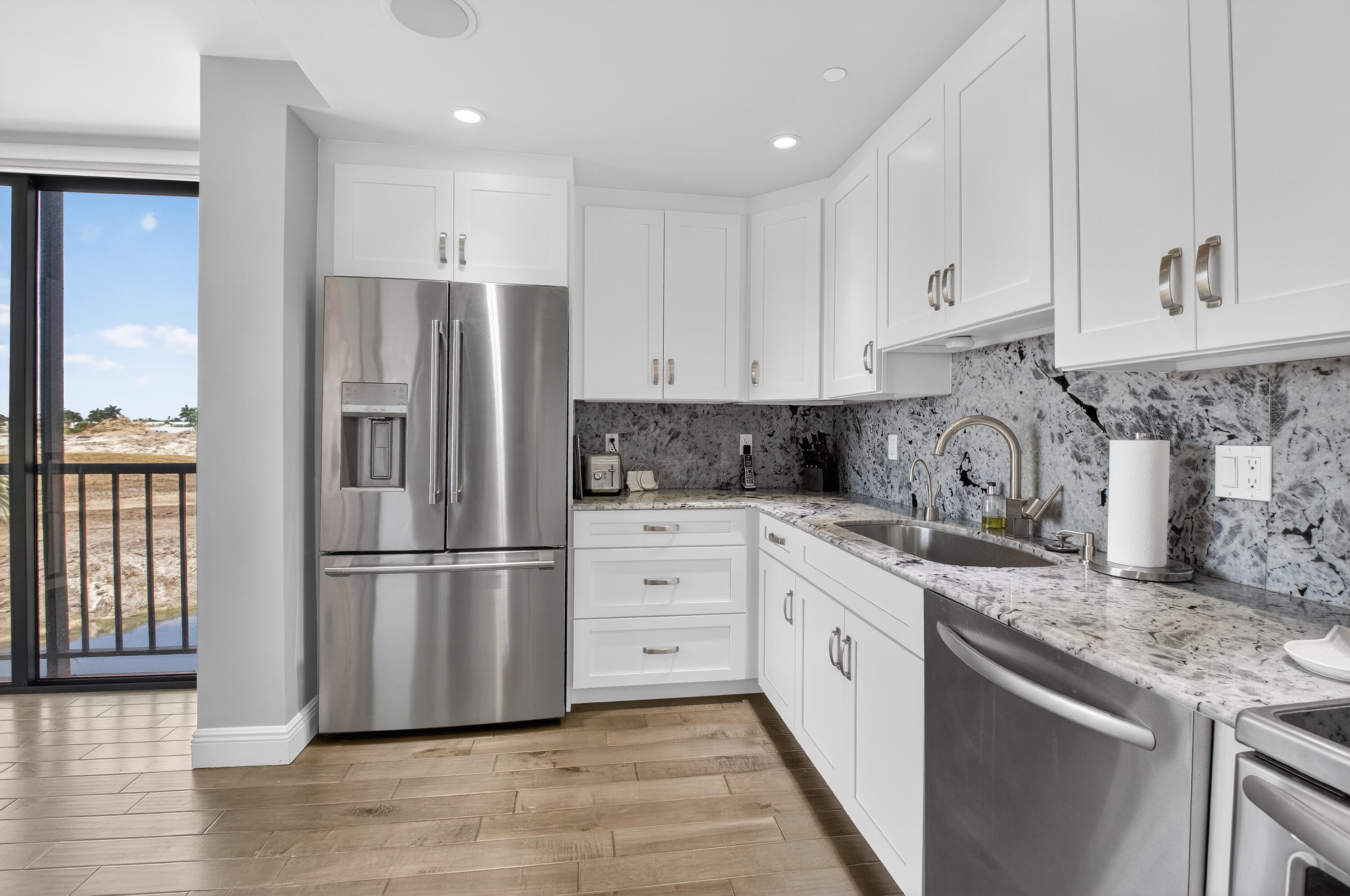 LAKEWOOD MIDRISE CONDO IV UNIT 725 - Residential