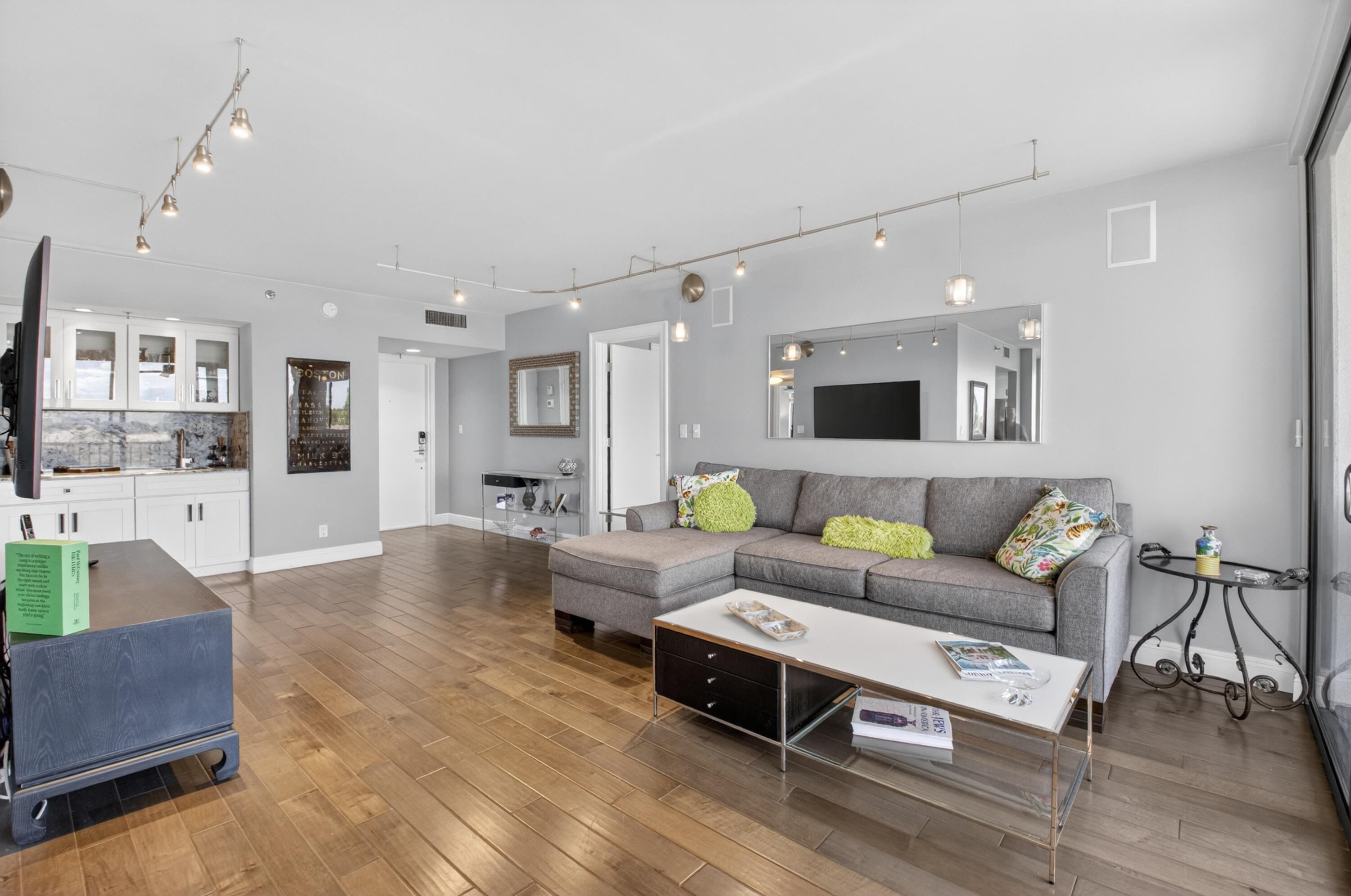 LAKEWOOD MIDRISE CONDO IV UNIT 725 - Residential