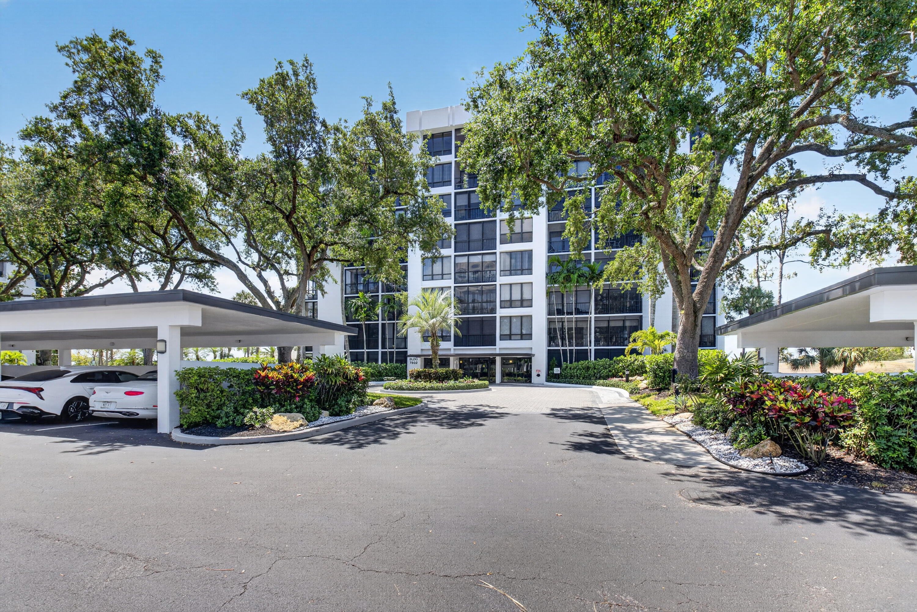 LAKEWOOD MIDRISE CONDO IV UNIT 725 - Residential
