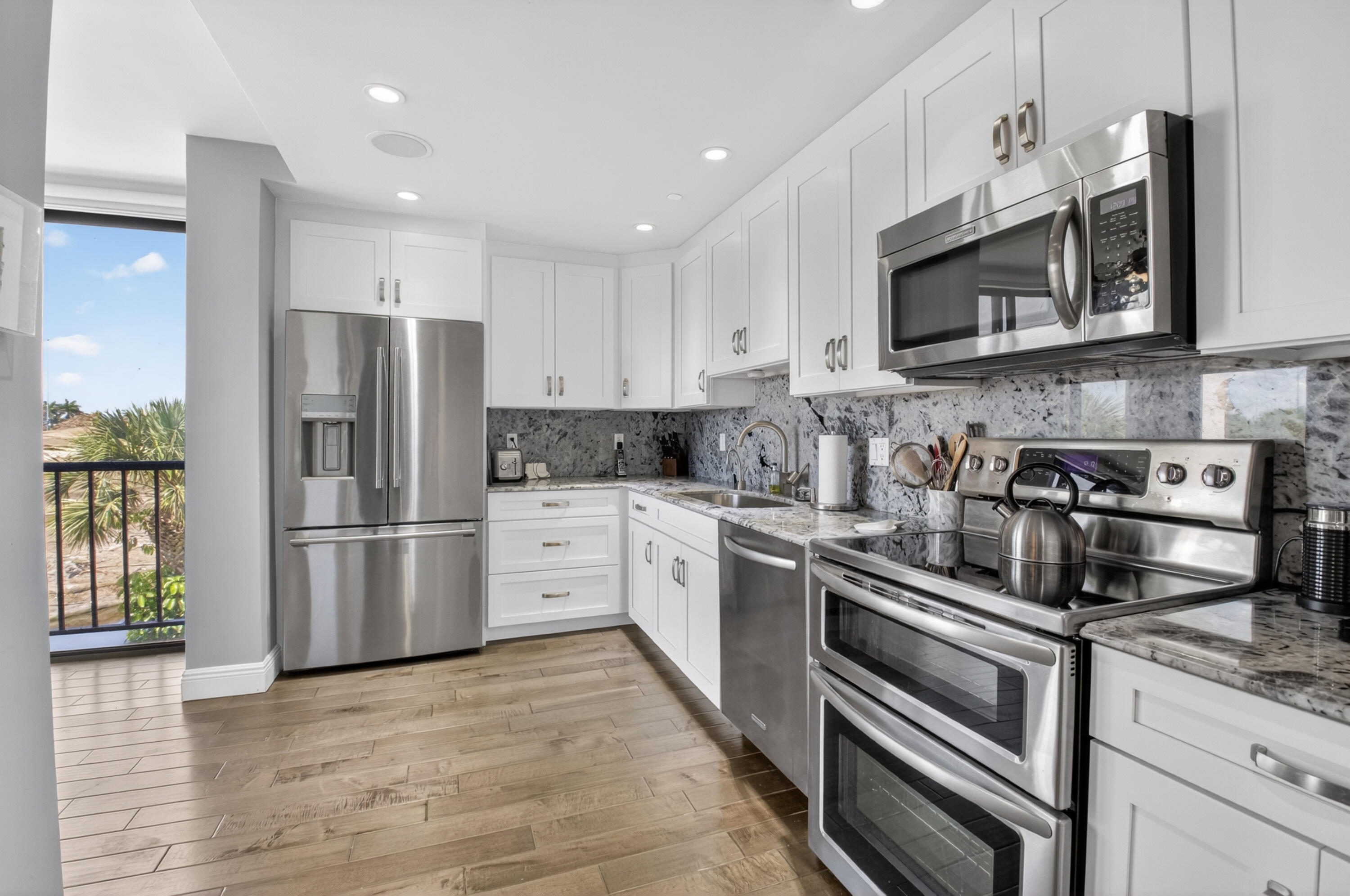 LAKEWOOD MIDRISE CONDO IV UNIT 725 - Residential