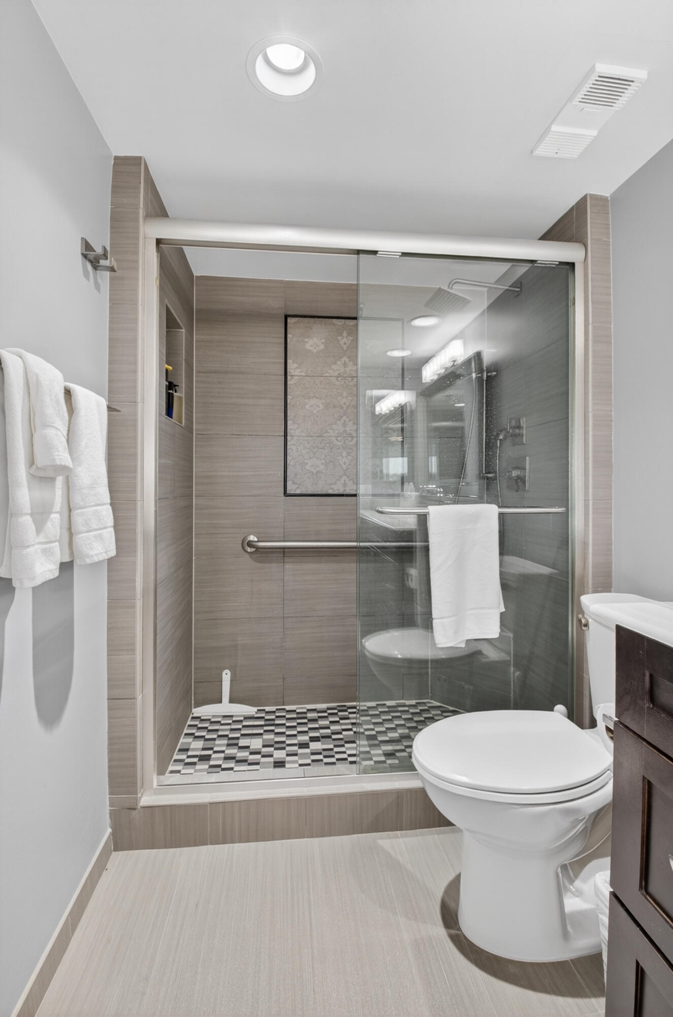 LAKEWOOD MIDRISE CONDO IV UNIT 725 - Residential
