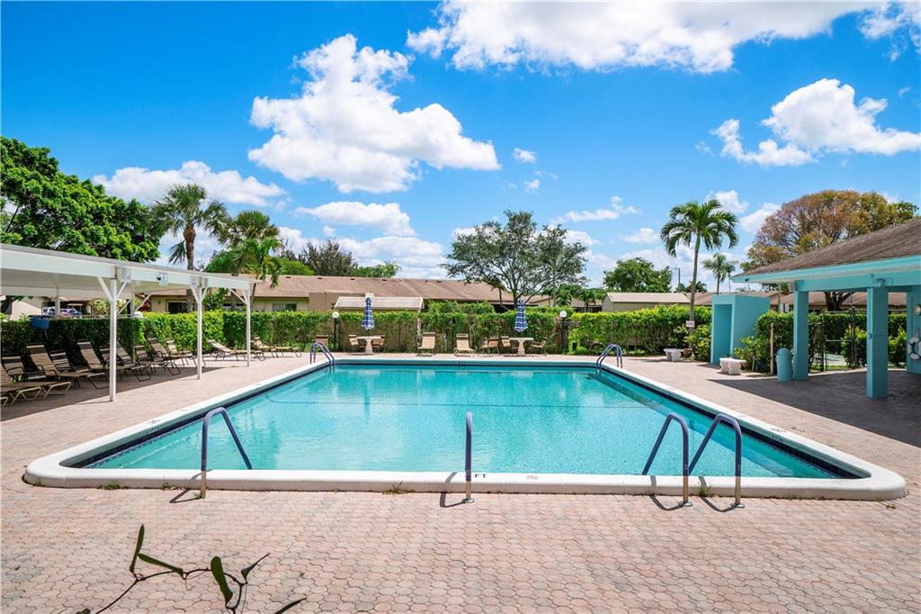 DELRAY VILLAS 3 - Residential