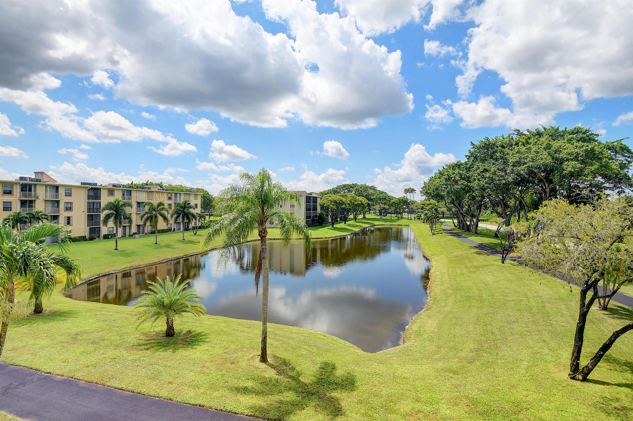 Light and bright corner unit with lovely long lake views of picture perfect lake! Stainless steel appliances, wood laminate flooring throughout living areas, LED lighting, and washer and dryer inside the condo. Huntington Lakes is a beautifully manicured community with a newly renovated clubhouse (scheduled to open Fall 2023) featuring tennis, pickleball, heated indoor pool, social clubs, card rooms, theatre, walking trails, and a manned gate. Minutes to Downtown Atlantic Avenue, fine dining and shopping!