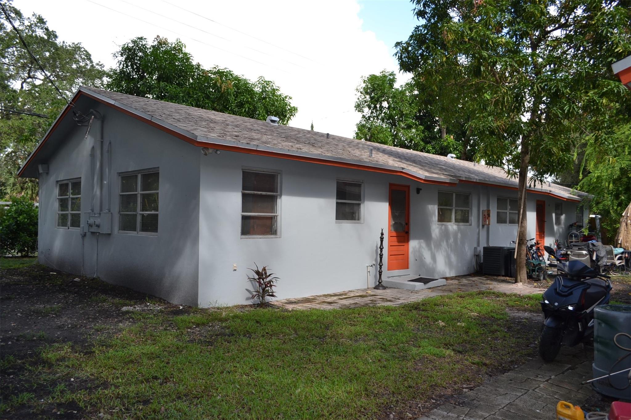 880 SW 28th St