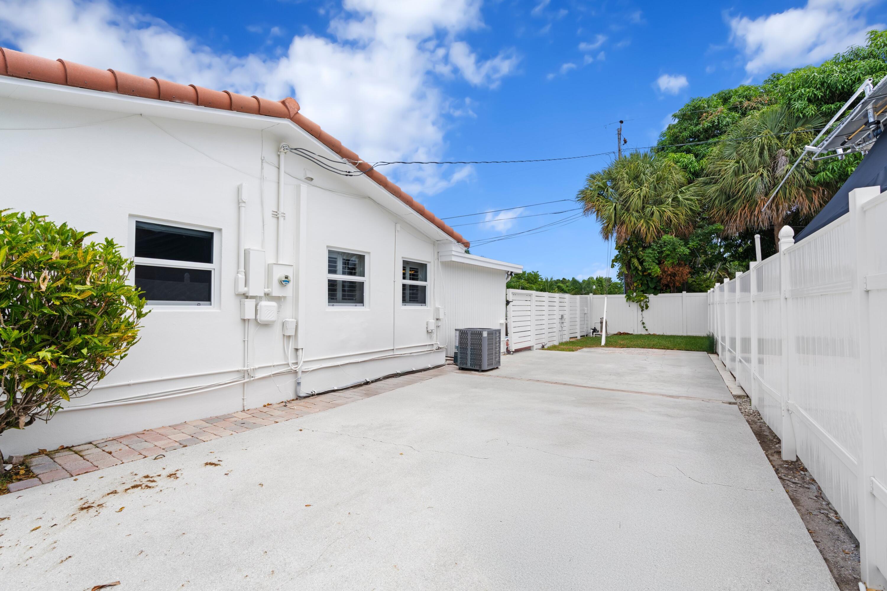 VILLAGE OF PL 1 IN PB 24 - Residential