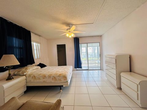 Condominium in West Palm Beach FL 420 Wellington G 15.jpg