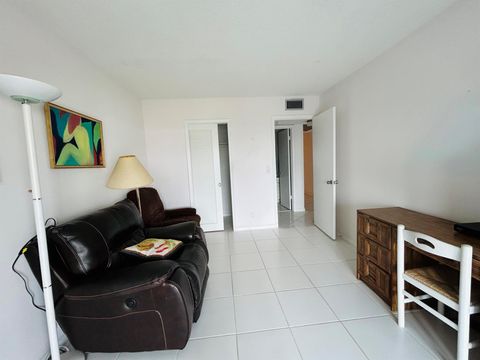 Condominium in West Palm Beach FL 420 Wellington G 11.jpg