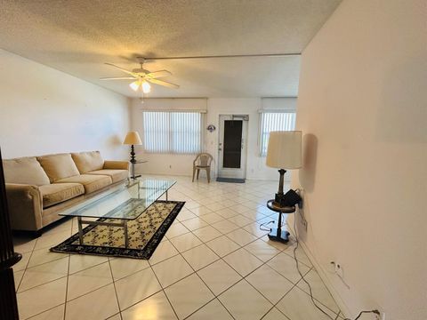 Condominium in West Palm Beach FL 420 Wellington G 5.jpg