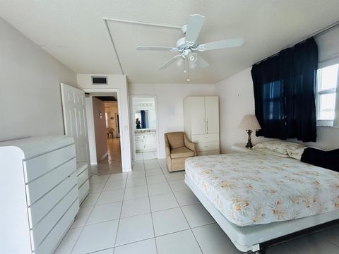 Condominium in West Palm Beach FL 420 Wellington G 14.jpg