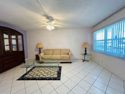 Condominium in West Palm Beach FL 420 Wellington G 6.jpg