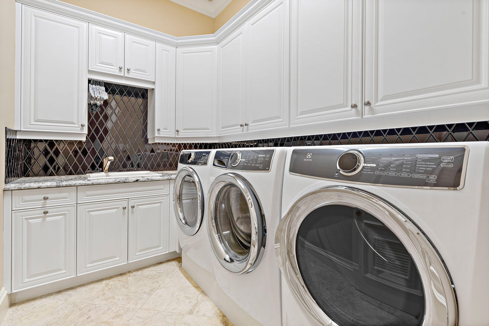 ROYAL PALM YACHT & COUNTRY CLUB - Residential