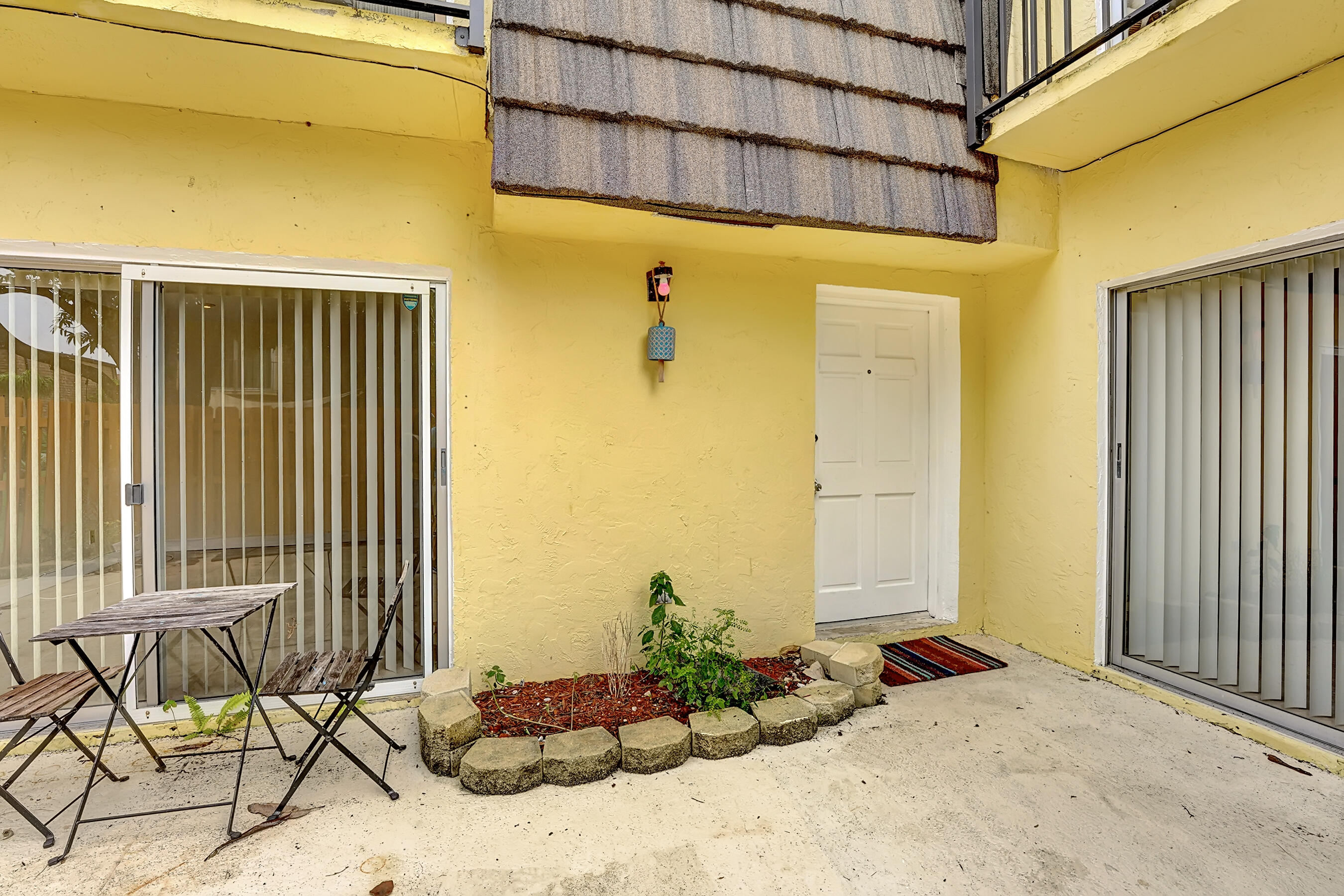 LOS MANGOS PATIO VILLAS AND TOWNHOMES - Residential Lease