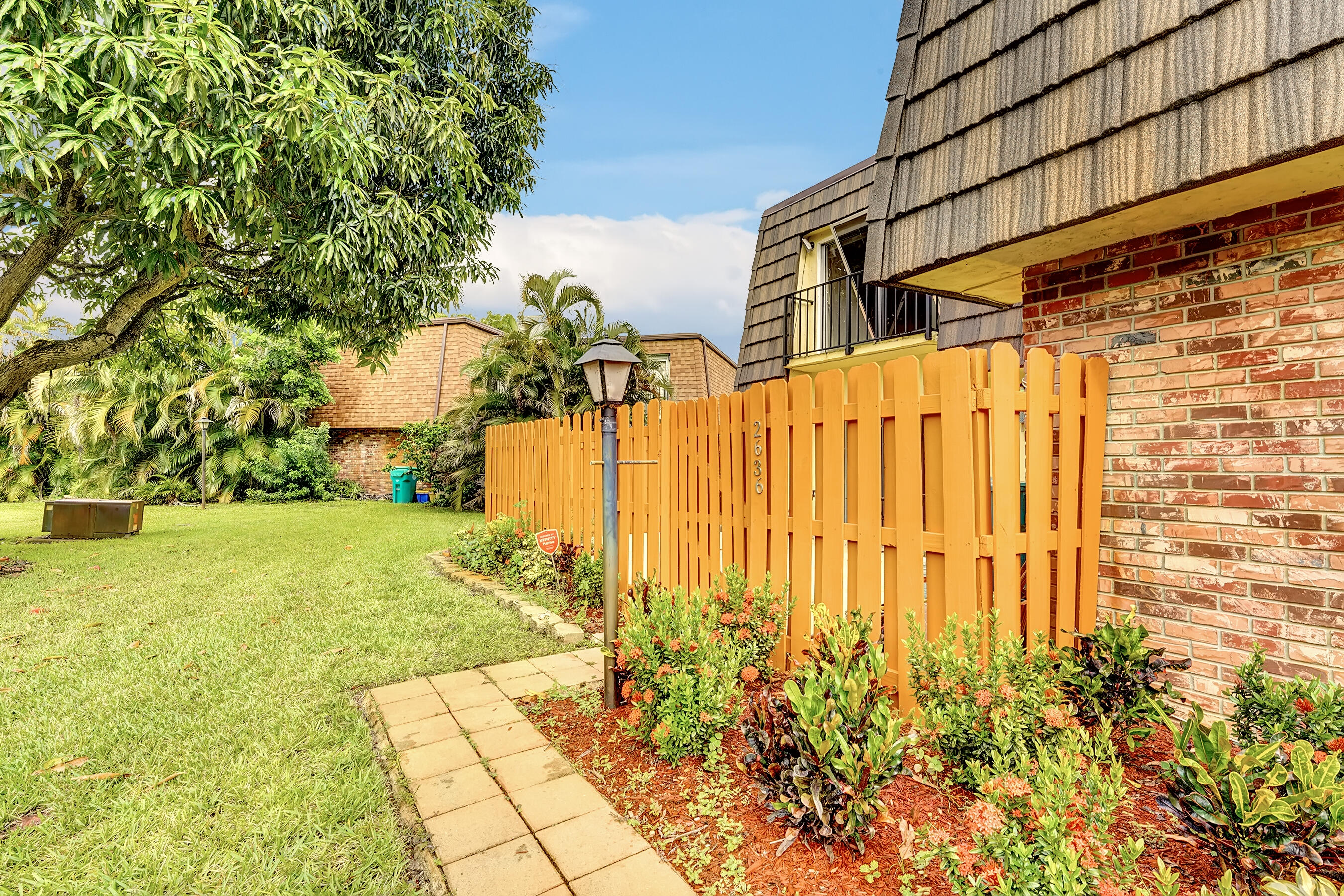 LOS MANGOS PATIO VILLAS AND TOWNHOMES - Residential Lease