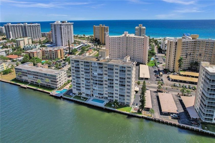 This 1bedroom condo in Pompano beach is situated on the intracoastal waterway, providing grand water views and stunning sunsets It's location is unbeatable as it is only a short distance from the Pier, where you can enjoy the Ocean and all it's offerings. You will be spoilt for choice when it comes for dining and entertainment, with a variety of restaurants, bars and shops nearby. Large balcony for watching the many boats go by Intercostal Canal.