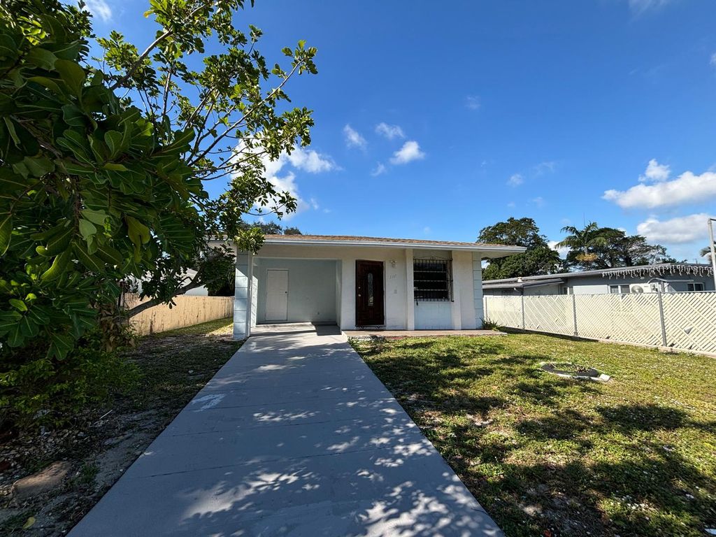 Photo of 1111 SW 24th Avenue, Fort Lauderdale, FL 33312 (MLS # R11051414)